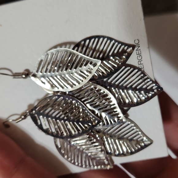 New silvertoned dangle leaf earrings 6.00 bundled - Picture 2 of 2